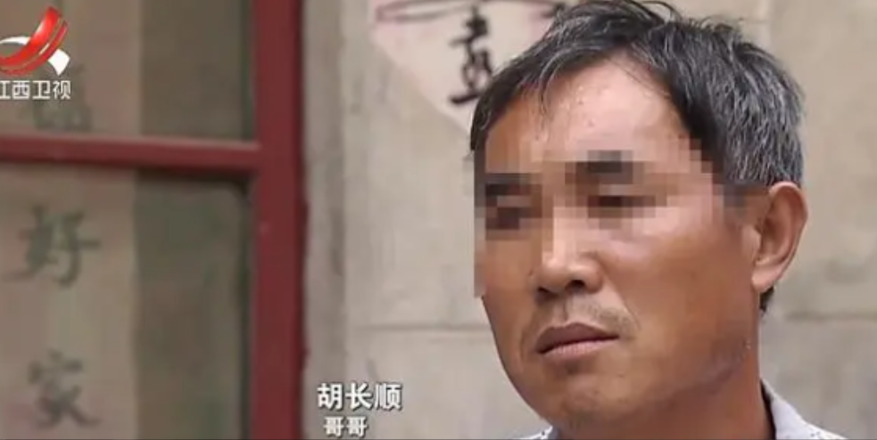 2020年10月，江苏徐州，一男子为了弟弟能够有彩礼娶媳妇，主动入赘，“嫁”给了