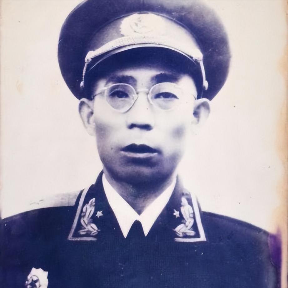 1952年，时任军区副司令员的李文清将军返回了自己的故乡，妻子跪在地上向他道歉，