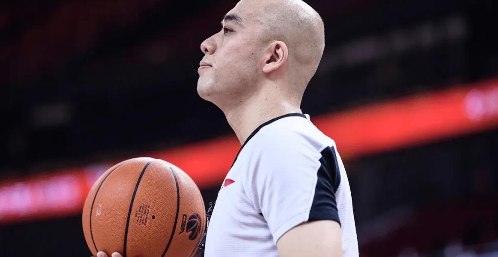 中国篮协公布2024-2025赛季CBA57位裁判员名单，郭楠，孙健在列，广东仅