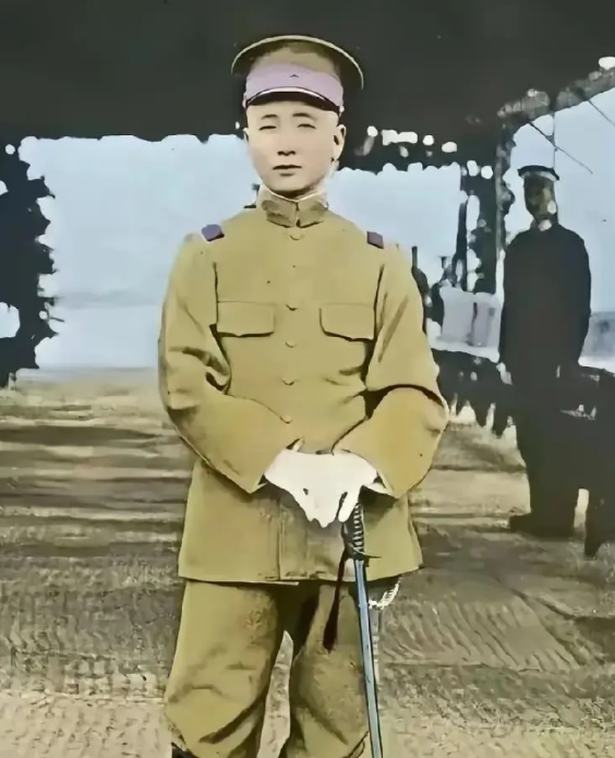 这才是真实的东北王张作霖，这和影视剧中的相差太大，影视中的张作霖高大威猛，因为他