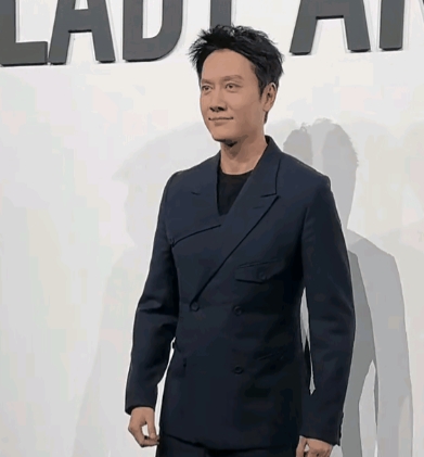 冯绍峰这老家伙，肠子都要后悔青了吧！提前落寞离开现场。
中年男人，没了老婆，也是
