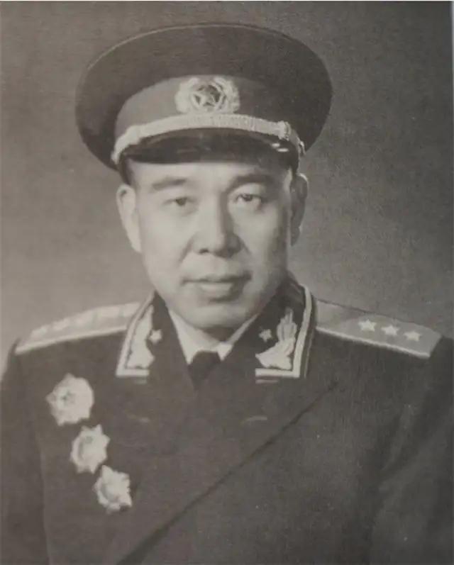 黄永胜任华南军区副司令员时，经常跑到香港去跳舞，罗荣桓大骂：这么大年纪，这么高的