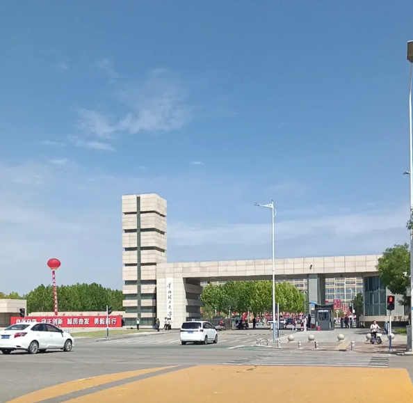 经过一天又一上午的车车相转，终于到达儿子的学校---华北理工大学。
     学