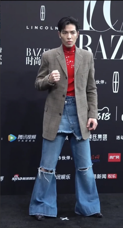 萧敬腾和向佐不愧是干兄弟啊，穿搭风格一模一样，这“老嫂子”穿搭，果然一个妈养不出