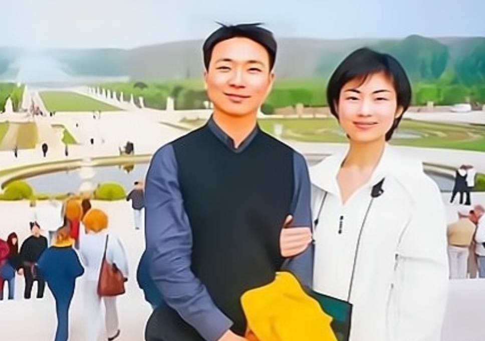 2000年，康辉和心中所爱刘雅洁步入婚姻的殿堂。年轻时的康辉英俊潇洒，才华横溢，