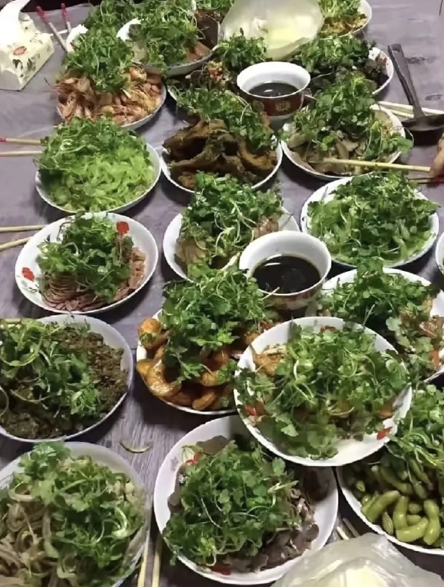 友友们今儿刷朋友圈，看到朋友晒的年夜饭，好家伙，这一大桌子菜，太丰盛了！各种菜码
