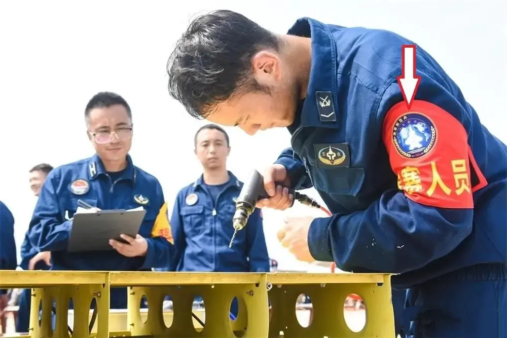 最近，某航空大学举行某种竞赛，从学员的制服上发现了一枚有歼-35图案的航空制服臂