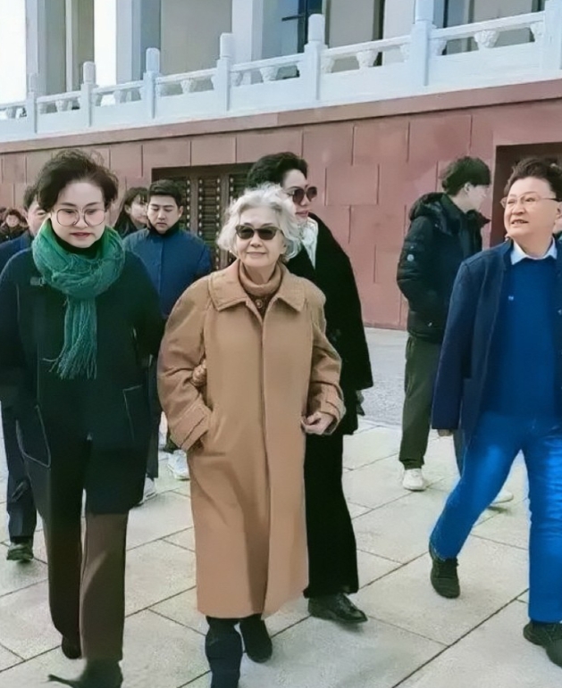 张玉凤老年时的生活，好不惬意。精神下的她身穿透着大衣，戴着眼镜，虽然白发鬓鬓，但