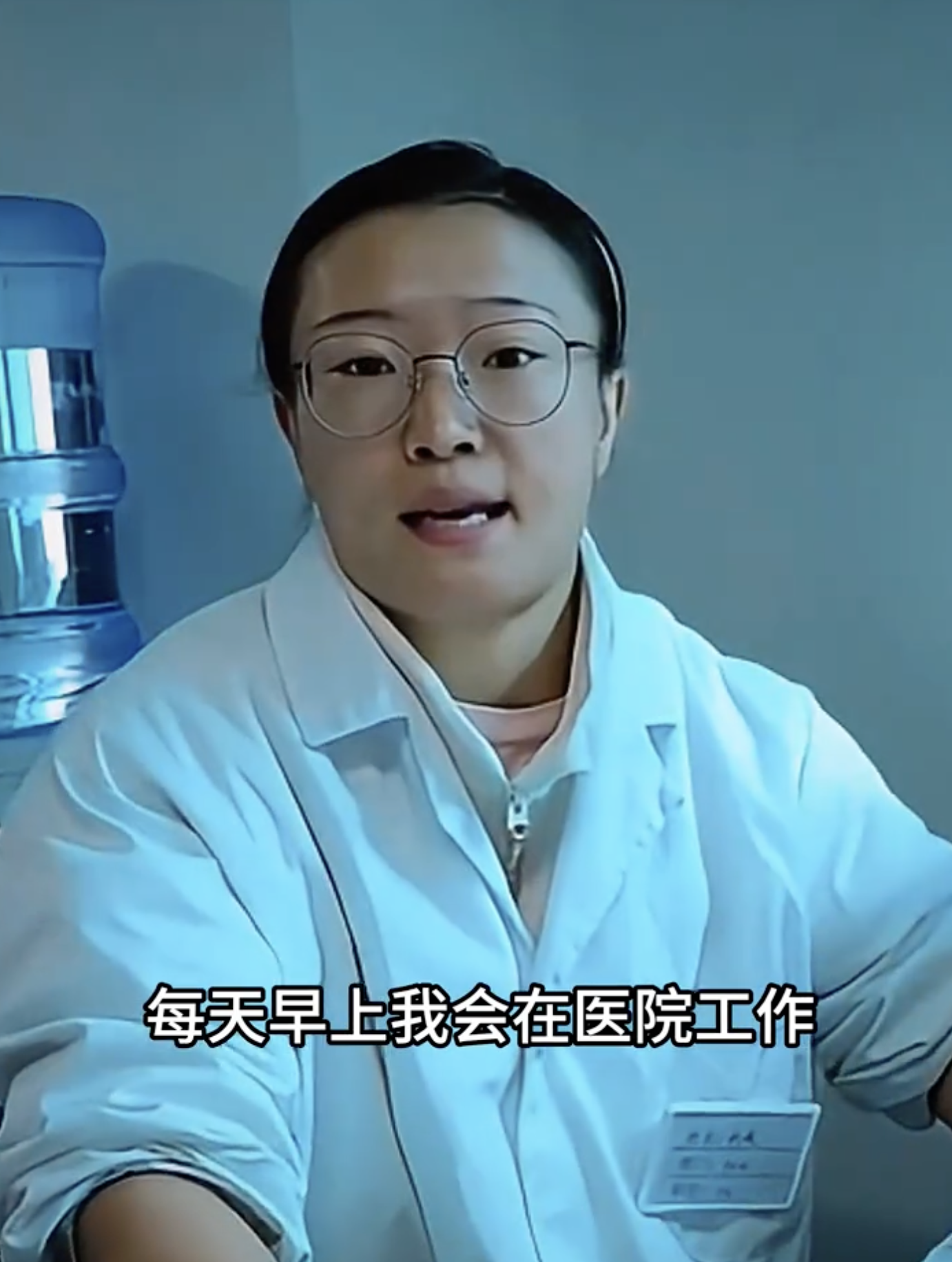 白天救死扶伤，晚上打死打伤，这是网友对新近UFC拳手石铭的描述，这看得出很多网友