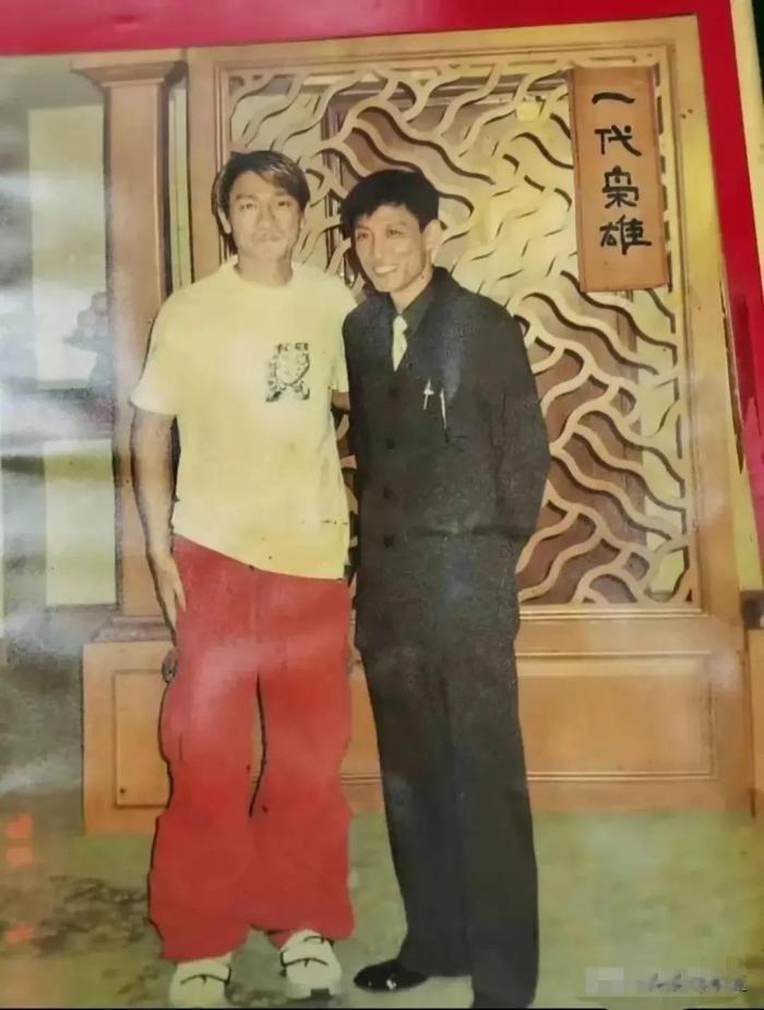 这是2000年时，刘德华风头正盛，与沈阳地头蛇刘涌的一张合影。 照片中，刘涌微微