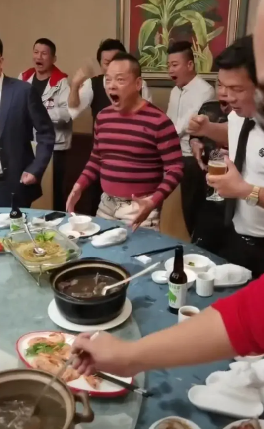 崩牙驹自己讲，想跟他合影或者请他吃饭，都要花好几万，或者十几万才能做到，跟他合影