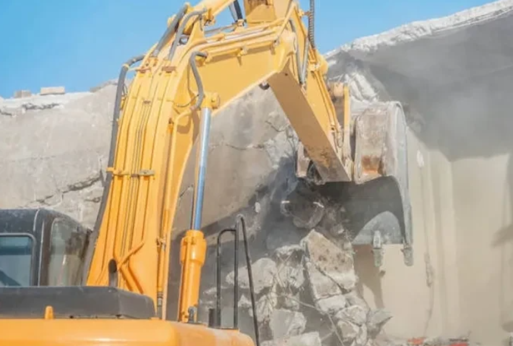 河南，一男子外出打工3年，留70岁老母亲一人在家。回到家以后，见自家门口5米宽大