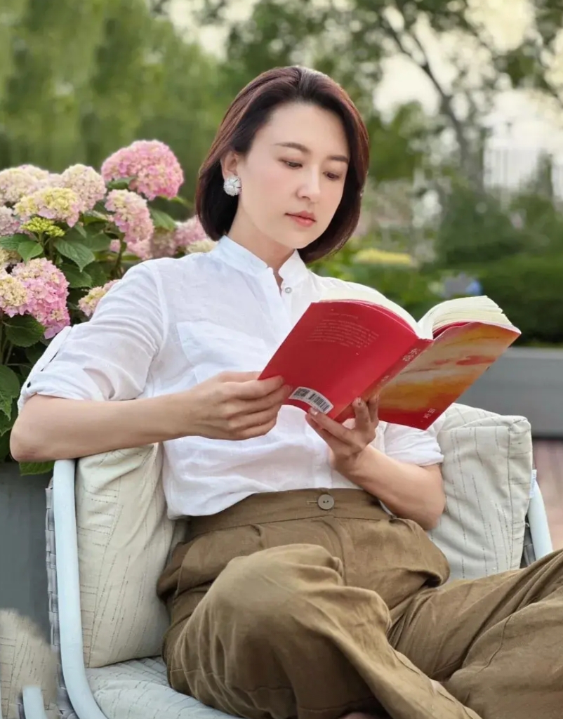 2013年，54岁的富商王吉财对34岁的央视名嘴张蕾展开了追求，却遭遇张蕾的婉拒