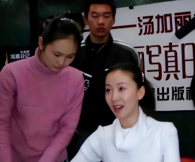 汤加丽:因“人体模特”和丈夫离婚,遭父母嫌弃,今48岁孤身一人-第25张图片-九妖电影 汤加丽:因“人体模特”和丈夫离婚,遭父母嫌弃,今48岁孤身一人-第25张图片-九妖电影