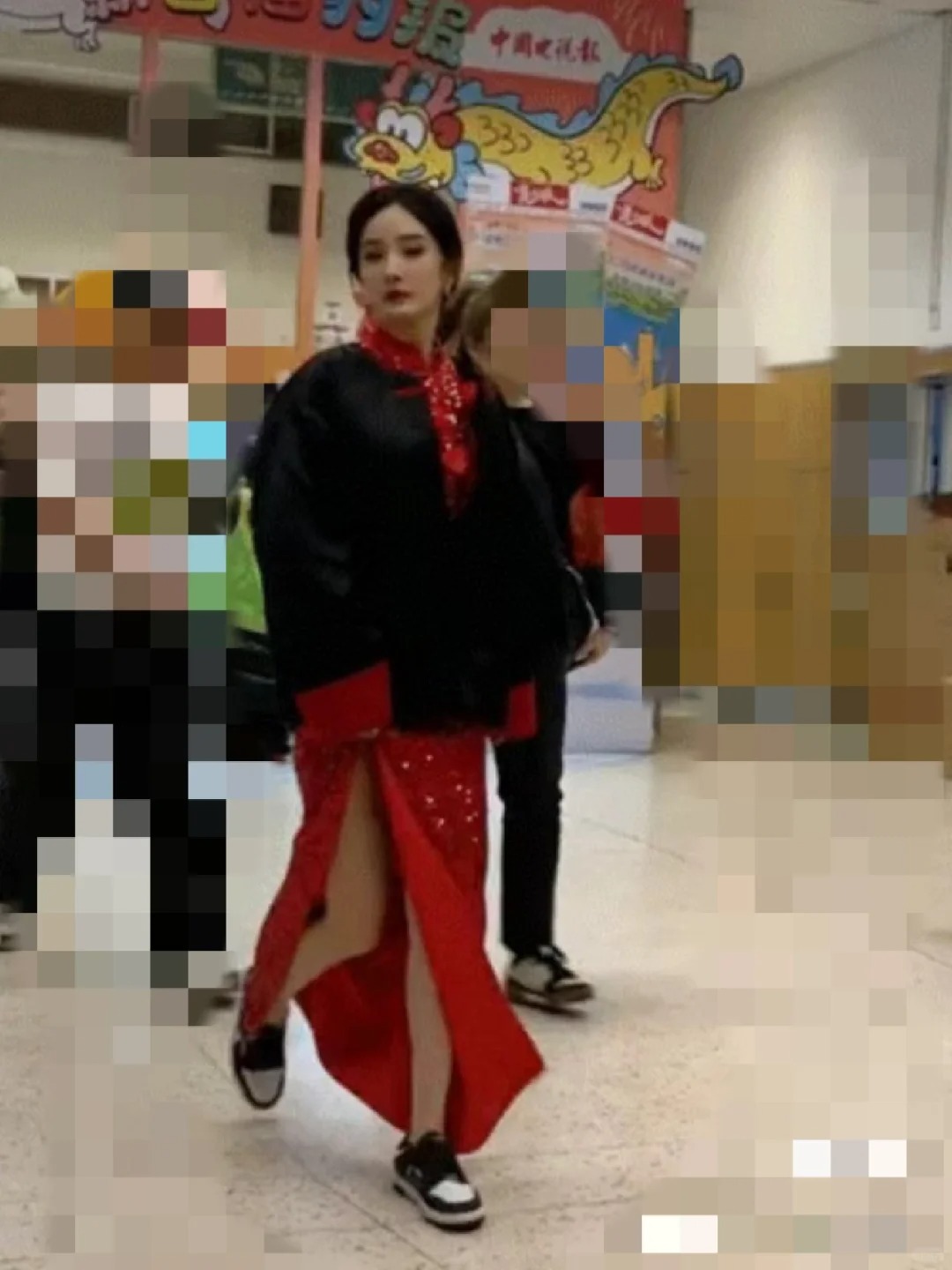 碰个瓷，我女儿说杨幂是妈妈。
睡前刷视频，妹妹在旁边偷看。
看到杨幂照片说妈妈，