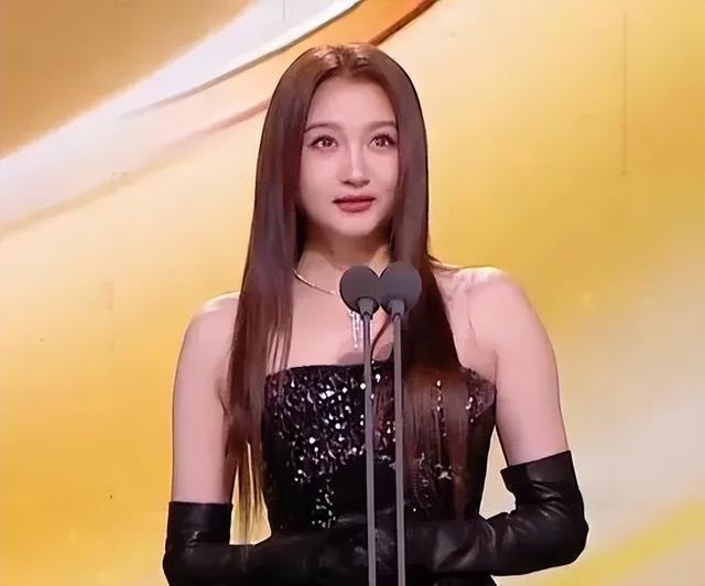 金鹰奖明星生图关晓彤膀大腰粗赵丽颖撑不起礼服李沁抱鸡腿太抢眼(关晓彤金鸡百花奖电影节2019颁奖典礼)-第4张图片-九妖电影 金鹰奖明星生图关晓彤膀大腰粗赵丽颖撑不起礼服李沁抱鸡腿太抢眼(关晓彤金鸡百花奖电影节2019颁奖典礼)-第4张图片-九妖电影