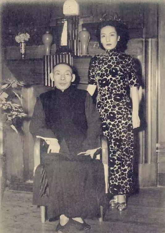 1915年，杜月笙相亲失败。黄金荣听罢，气得直拍桌子，怒骂道:“真是狗眼看人低，