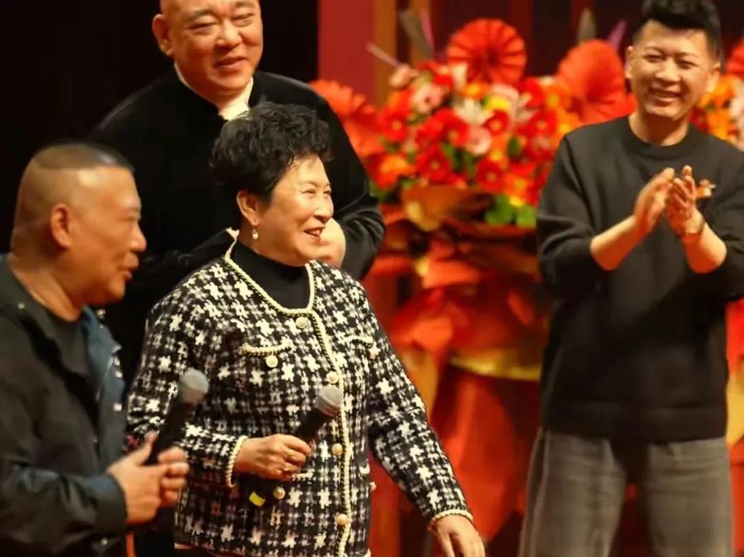 杨议还真的是糊涂啊。
作为相声演员，可以不会说相声，但是不能没有情商。可以跟任何