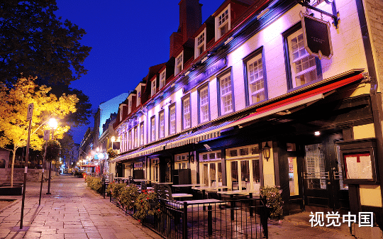 女儿在学校门口开了家大排档，开业第一天就得到全校师生的喜爱，生意火爆