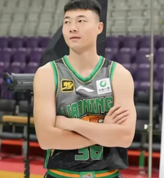 鄢守骐李虎翼谁更好使
第一，鄢守骐28岁，身高189厘米，体重87公斤，司职后卫