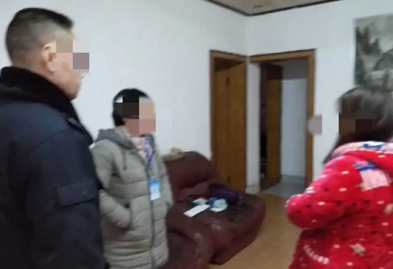 欺负女邻居，还有理了！山东青岛，女子的邻居见其一个人在家，借着送孩子回家的机会，