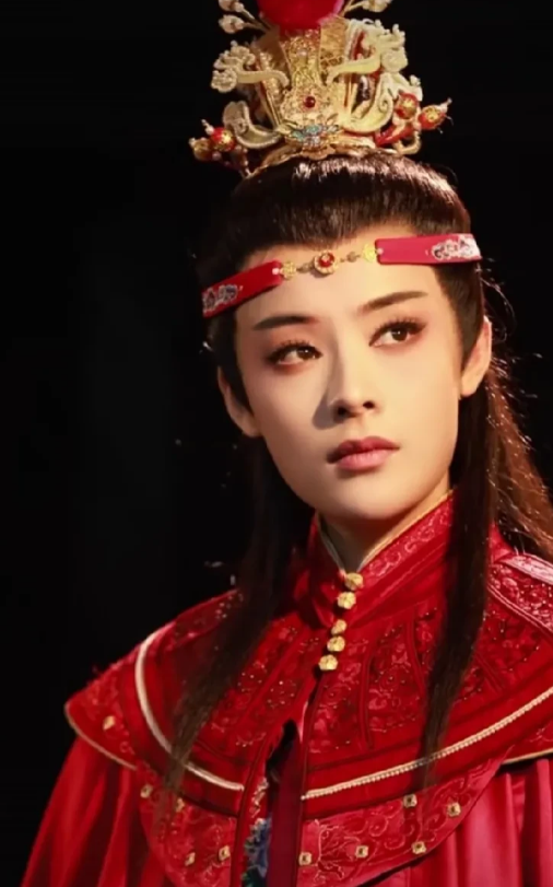 红装美人，冠玉翩翩。您喜欢哪款宝玉呢！陈丽君和林青霞的男装都是玉树临风的贵公子！