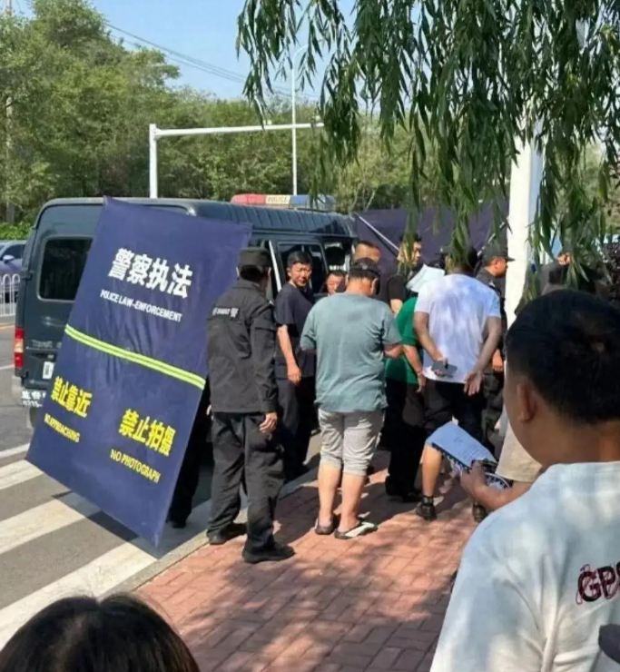 “冤不冤？”北京，一男子偶遇民警处理纠纷，好奇心驱使下，拿出手机近距离拍摄。这一