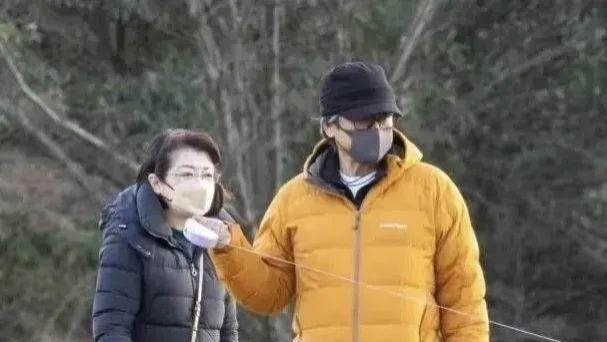 71岁三浦友和与64岁山口百惠东京公园遛狗，眼神中流露40年如一日的温馨甜蜜