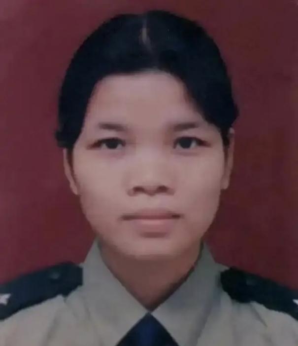 照片上这个目光坚毅的女人，在死后23年她的照片才在网上公布。因为她是一名缉毒警察