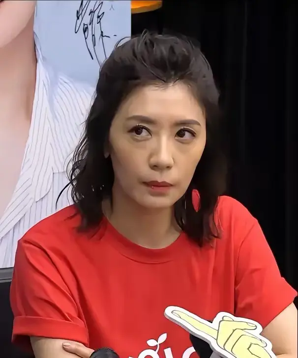 贾静雯这类眼睛大且双眼皮明显的人，上了年纪后，黑眼圈会较为明显；而小眼睛、单眼皮