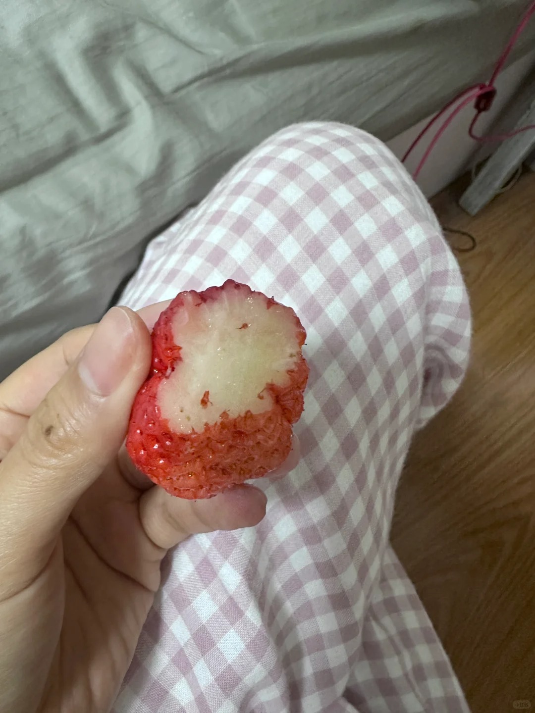 草莓外面的颜色是涂上的吗
味道没什么特别
可是..这颜色反差是正常的吗