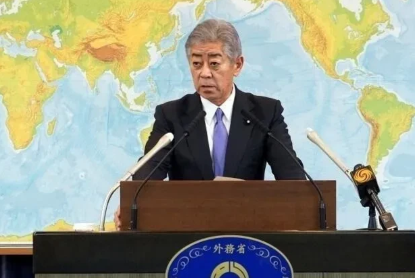 日韩外长找中方，就是美国逼得太紧，受不了了。韩国尹锡悦和美国太近，结果被川普当“