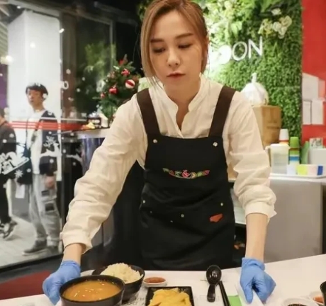 30岁前TVB女星梁茵没有戏拍，只能去餐厅当服务员，必要的时候还得洗厕所，

被