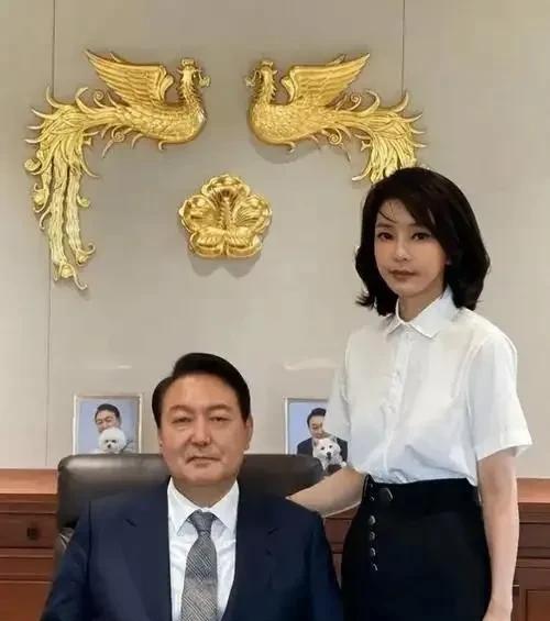 最近听闻尹锡悦被捕的消息，他的处境肯定艰难。而金建希一直以来都较为自我，或许此刻