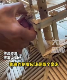 80后大哥将近用了两年时间，用木棍榫卯结构复刻“飞云楼”，普通的刻度差不多两个毫