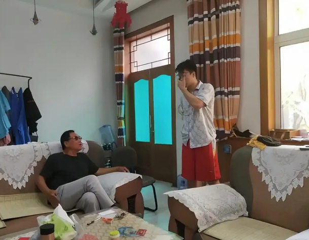 父亲去世后，他发现继母摸进了他的房间，他假装睡觉，然后泪流满面