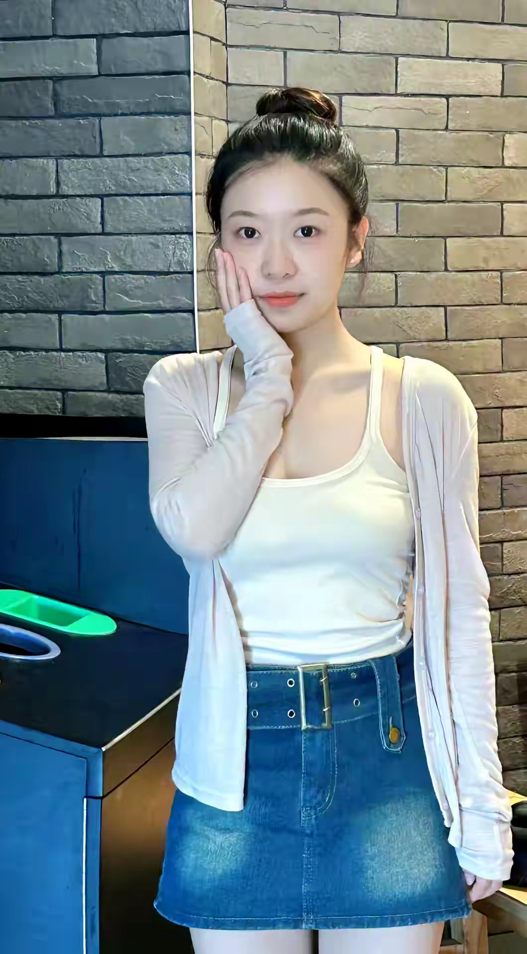 男朋友工资一个月3000，我挣的比他多一点。

我们在一起4个月，没有同居。

