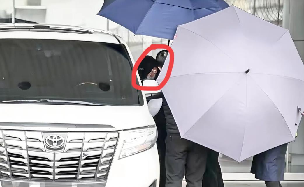 具俊晔抱大S骨灰上车，戴耳机，情绪太稳定了

现场照片流出，这都什么时候了，咋还