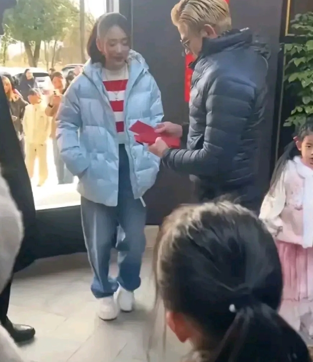 原谅我第一眼真的没有看出来这是郭富城和方媛。头条第一次推送，我还在想，这是哪个农