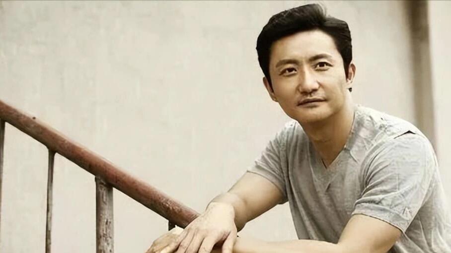 涂松岩：荧幕上的星辰，生活中的守护者