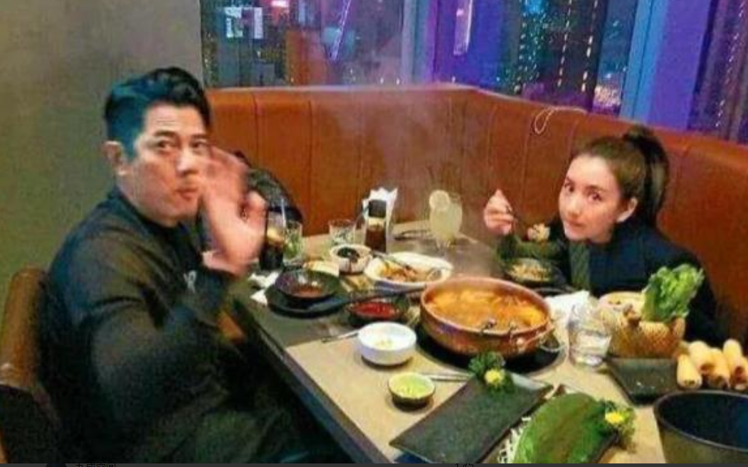 邓家佳的火锅店开业后，郭富城几乎每天都去吃，有一天他终于忍不住了，问服务员说：“