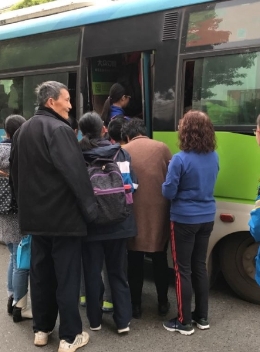 目前，我们是否留意到一个奇特的现象：一大批年龄在65至70岁的老人，他们每月只能