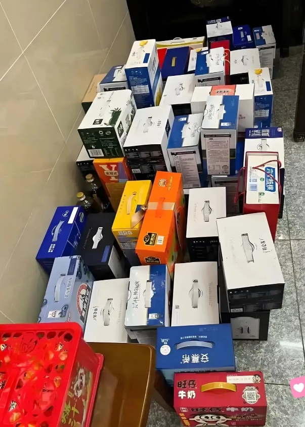 今天年初十，所有亲戚都走了，于是便盘点一下爸妈收获的东西。
有一堆一堆的奶，还有