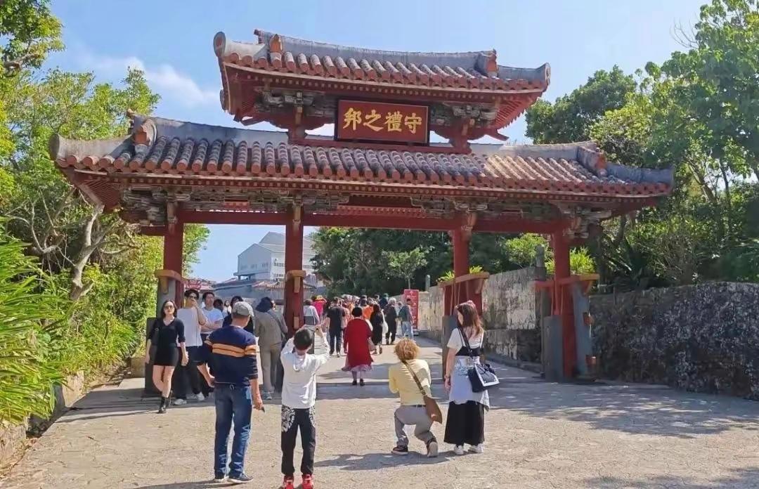 在历史上，琉球是日本与中国之间重要的贸易中转站。它的地理位置使得琉球成为了丝绸之