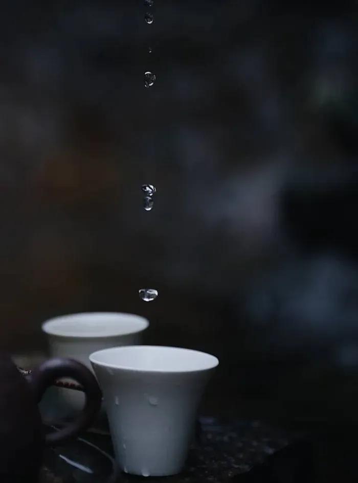 不知不觉，就已经是秋了，时光渐渐秋凉如水；日子，隐在季节的交替中，忽而，生命怎么