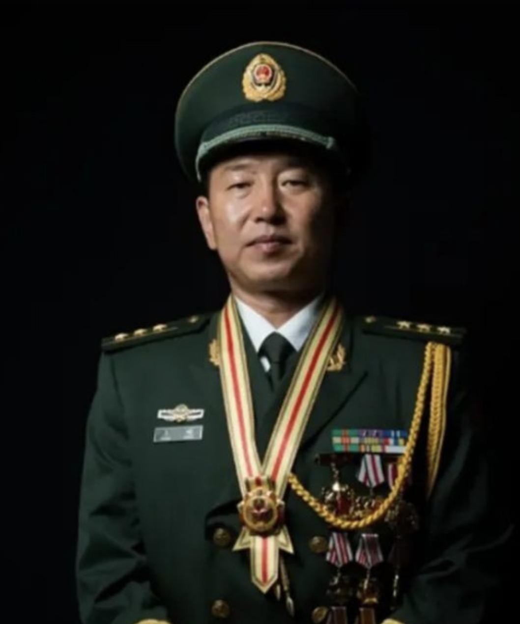 2008年的一个夜晚，新疆某地原本宁静的村庄骤然爆发枪声，三名联防队员在玉米地中