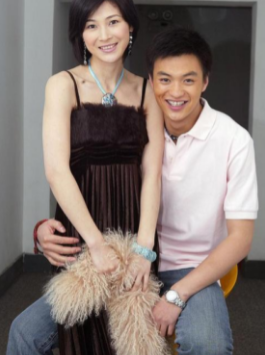 12年前，身家50亿的温州首富周旭辉，瞒着原配妻子看上“李云龙”的老婆童蕾，在金