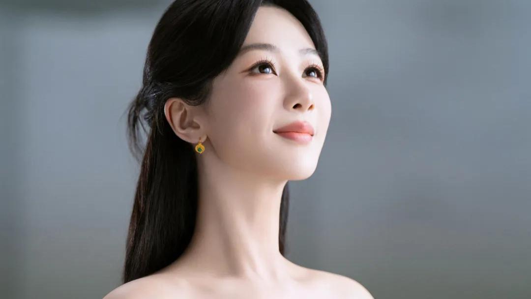 杨紫优雅转型，时尚新宠——从传统到现代的华丽蜕变