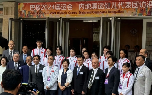 国家奥运代表团访港行程第二天，一大早兵分多路参加交流活动，

其中潘展乐、马龙和