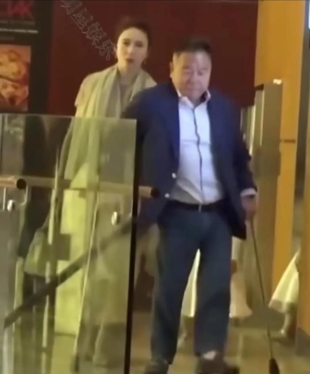 该抖音内容主要是关于唐艺昕的，强调她是魅力女人，具有氛围感且仙气十足，可能包含展